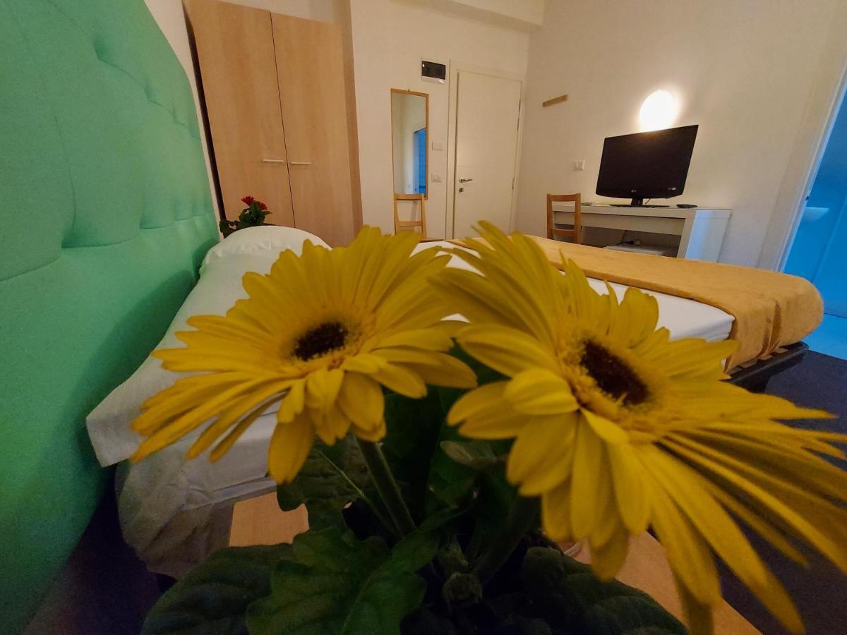 Hotel Senza Pensieri Riccione Eksteriør bilde
